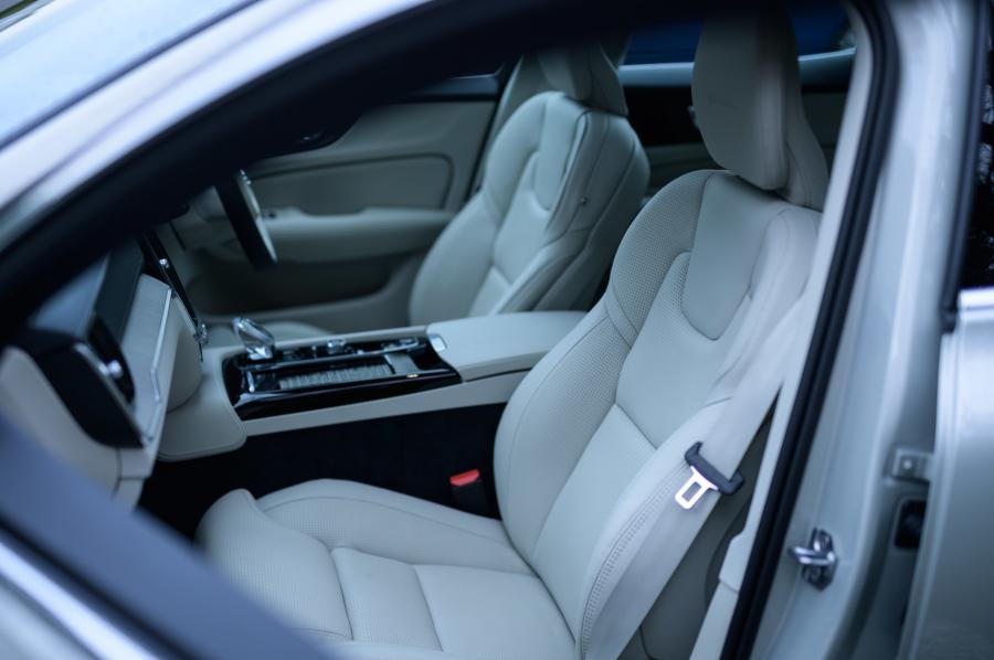 Интерьер Volvo S60 T6 Inscription 2019 года  (JP) (фото 12 из 21)